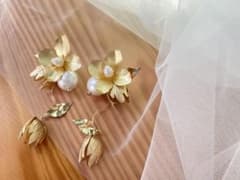 ゴールド 花モチーフ イヤリングのサムネイル