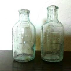 昭和レトロな薬瓶　気泡入り　薄いグリーン　一輪挿しにものサムネイル