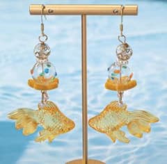 オレンジ色の透明な金魚ペンダントピアスのサムネイル