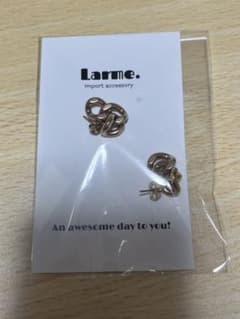 【未使用品】Larme. ゴールド結び目デザインピアスのサムネイル