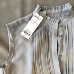 【新品未使用】BEIGE 襟フリル ノースリーブブラウスのサムネイル