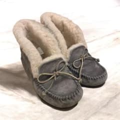 【新品】UGG グレー スエード モカシン 28.0 cm UGG グレー スエード モカシン - メルカリ