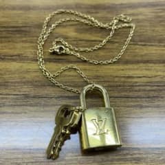 LOUIVUITTON パドロックネックレスのサムネイル