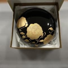 漆器 菓子器 丸型 黒色 金色の花模様のサムネイル