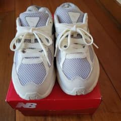 PUMA ホワイト/グレー スニーカーのサムネイル