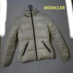 【ジャンク】MONCLER ダウンジャケット（フード欠損・首元破れ・全体的汚れ）のサムネイル