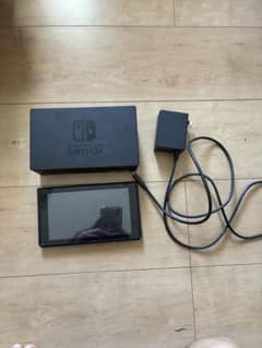 Nintendo Switch 本体とACアダプターのサムネイル