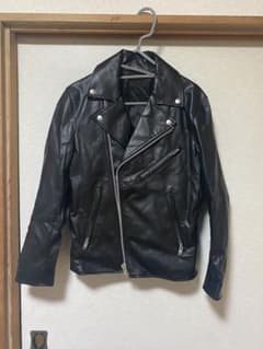 黒のライダースジャケットのサムネイル