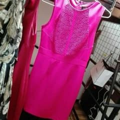 濃いピンクの ワンピース ドレスのサムネイル