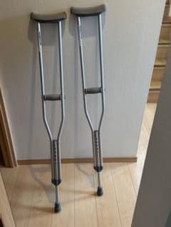 骨折した時に役に立ったセット。ナビス軽量アルミ松葉杖、防水カバー、ギプスサンダルのサムネイル