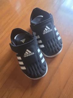 adidas ベビーサンダル ブラックのサムネイル