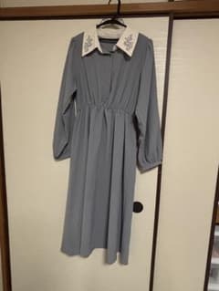 淡いブルーグレーの刺繍入りロングワンピースのサムネイル