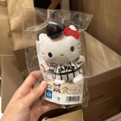 ハローキティ 野球ユニフォーム ぬいぐるみのサムネイル