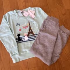 10月末まで⭐︎新品⭐︎裏起毛パジャマ 上下セット　130のサムネイル