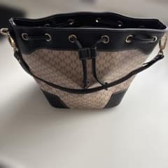 ベージュと黒のロゴハンドバッグのサムネイル