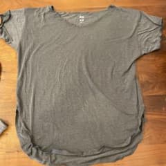 ユニクロ　シームレスボードネックエアリズムTシャツのサムネイル