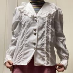 フリル付きホワイトシャツ　チロル　古着のサムネイル