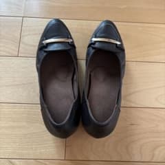 焦茶色フラットシューズ メタルバンド付き