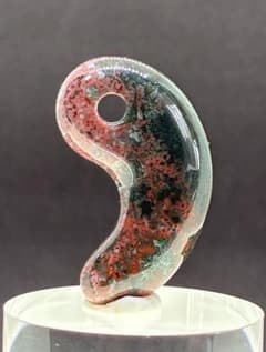 勾玉 ( Jasper) 勾玉 (East Java Jasper) - メルカリ