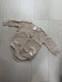 H&M 長袖 ロンパース ボディスーツ ベージュ　4-6monthのサムネイル