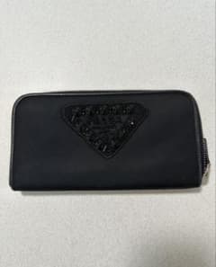 PRADA ビーズ装飾 ブラック長財布 ビーズロゴ プラダ - メルカリ