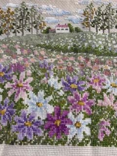 クロスステッチ　完成品　花の咲く風景のサムネイル