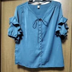 水色トップスのサムネイル