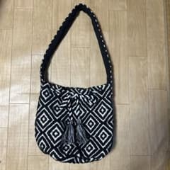 モノトーン 幾何学模様 巾着型 ショルダーバッグのサムネイル