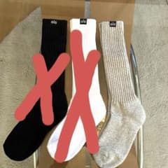 未使用！aloハイソックス 靴下 ブラック ホワイト グレー ヨガソックス M 未使用！alo Unisex Scrunch Sock 靴下 ヨガソックス M - メルカリ