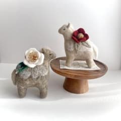 2026年（令和八年）干支置き物 椿を乗せた午（馬）ライトベージュ