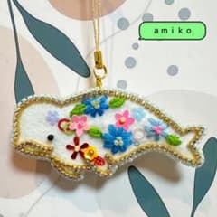 ビーズスパンコール刺繍 シロイルカ フラワーモチーフ ブローチ キーホルダーのサムネイル