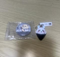 ちいかわ×くら寿司　モモンガのストラップ(開封済)とラッコの缶バッジ(未開封)のサムネイル