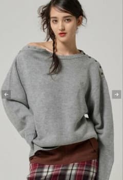 TINA:JOJUN エンブレム付き ショルダーボタンニットプルオーバーのサムネイル