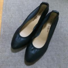 ウェッジソールの黒パンプスのサムネイル