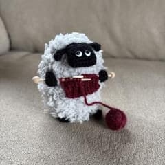 編み物をするヒツジのあみぐるみ ハンドメイドのサムネイル
