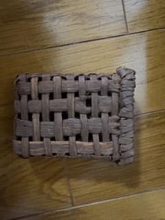 山葡萄の木の皮で編んだタバコケースのサムネイル