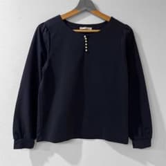 index インデックス　長袖トップス　ネイビー　Mサイズ　パール風　オフィスのサムネイル