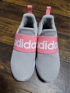 adidasスニーカーのサムネイル