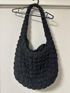 COS オーバーサイズ キルトショルダーバッグ　ブラックのサムネイル