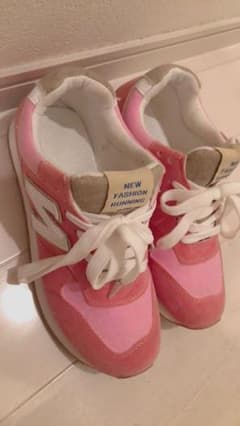 閉店セール1380→1000円new balance 風 スニーカー  ピンクのサムネイル