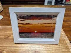 角島灯台からの夕陽とガラスフォトフレーム 写真立て ホワイト 木目調のサムネイル