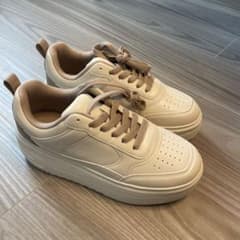 厚底クリーム色スニーカーのサムネイル