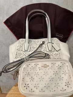 COACH 白 花柄 パンチング 2wayバッグ ポーチ 保存袋付きのサムネイル