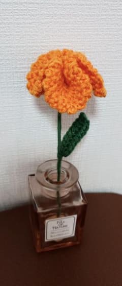 オレンジ色のカーネーション　かぎ針編みのサムネイル