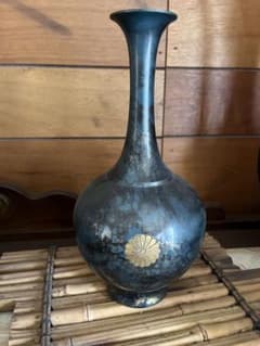 さ*し様 十六菊紋入り 鶴首花瓶 伝統工芸品のサムネイル