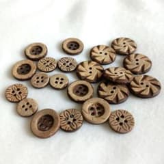 木製ボタン 2穴 4穴 彫刻模様付きのサムネイル
