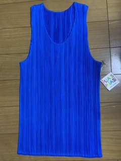 ほぼ新品未使用 イッセイミヤケ プリーツプリーズ  タンクトップ ノースリーブのサムネイル