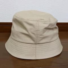 ベージュのバケットハットのサムネイル