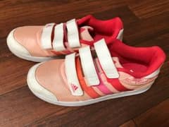 adidasスニーカーのサムネイル
