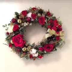 クリスマスリース レッド＆ゴールド アーティシャルフラワー - メルカリ